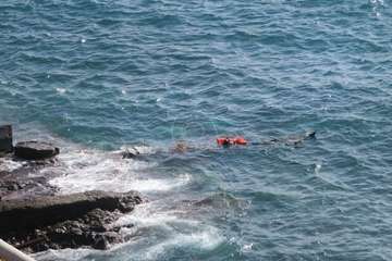 La pequeña embarcación que chocó contra la escollera del muelle de Salinetas se hundió por completo/TA.
